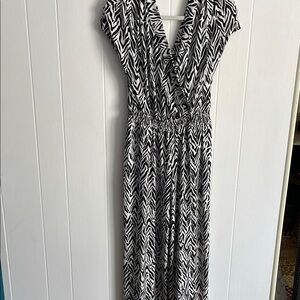 Black & White Printed V-Neck Women's jumpsuit